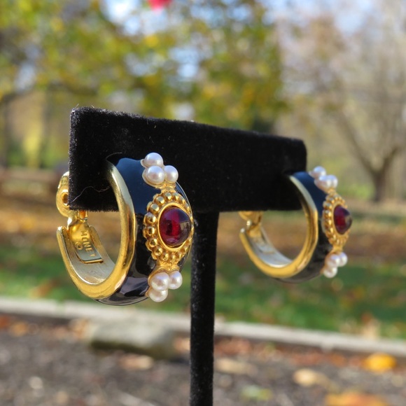 Vintage Monet Bold Red Cabochon Black Enamel Pearl Clip On Hoop Earrings - Picture 1 of 6